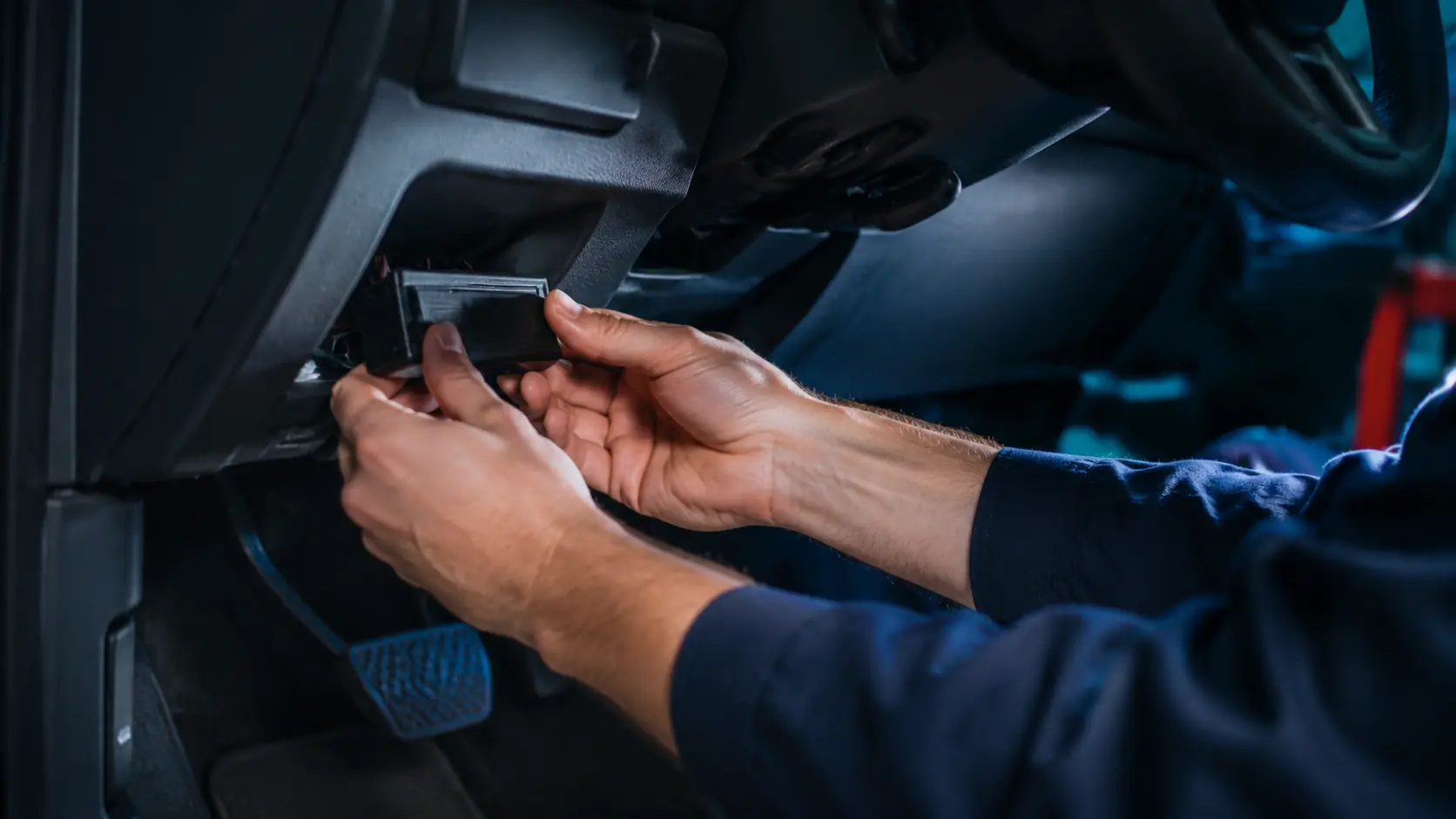 Técnico instalando equipamento de rastreamento em um veículo